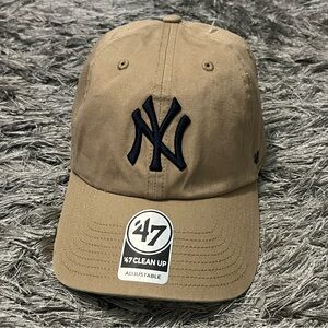 '47 New York Yankees Clean Up Khaki/Navy Logo Adjustable Strap Hat Dad Cap